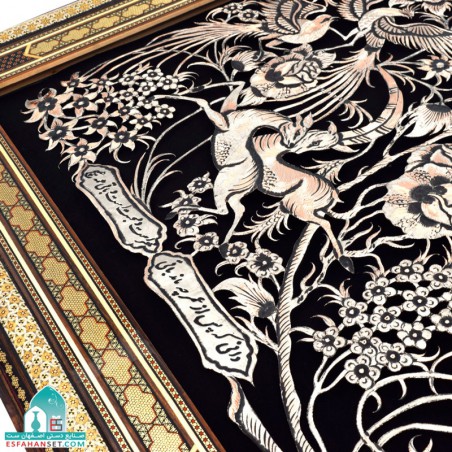 تابلو دیواری قلمزنی طرح سیمرغ با قاب خاتم نفیس ابعاد 120×70 سانتیمتر تابلو مسی قلمزنی